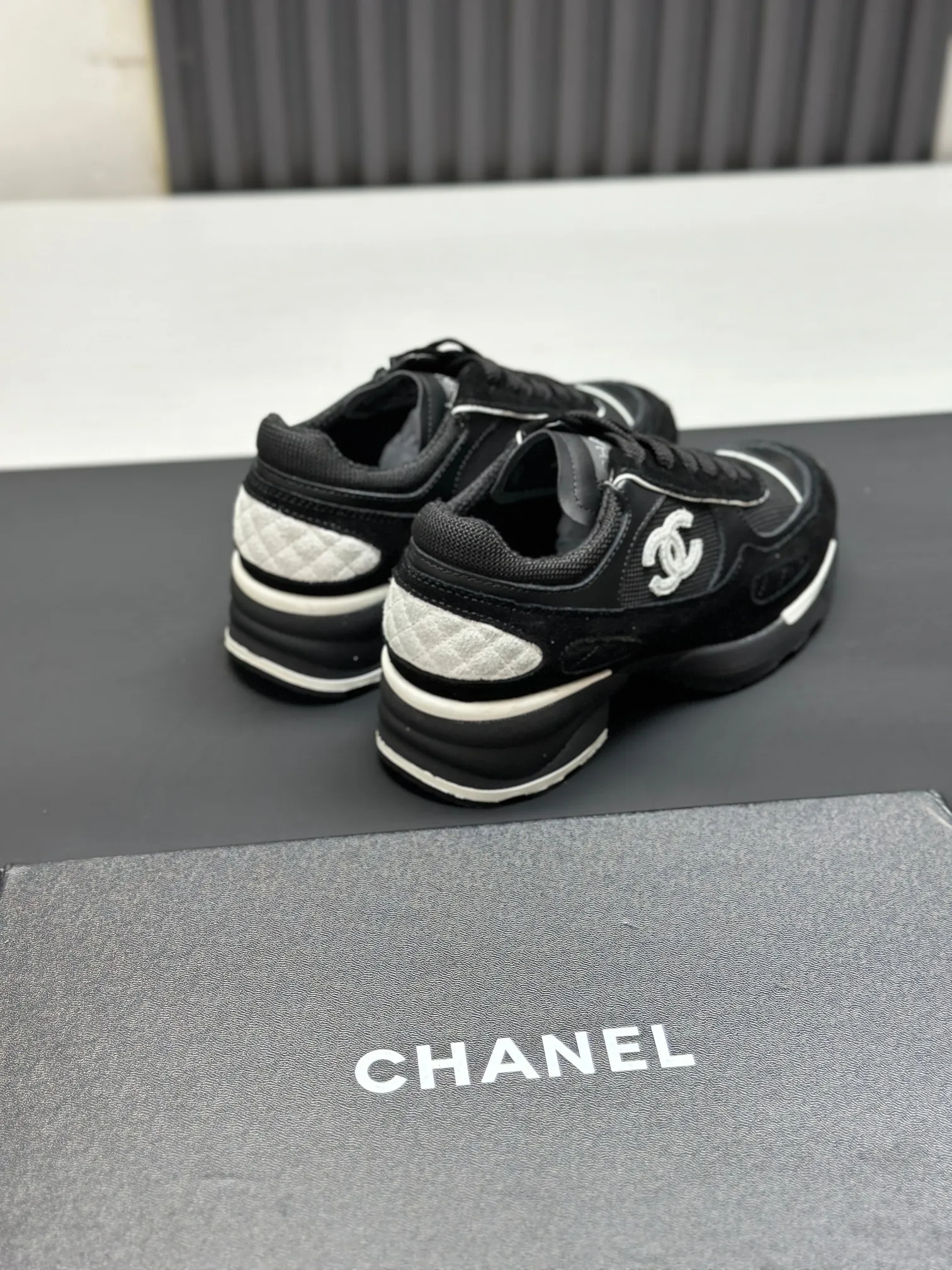 Men's shoes 💰620💰Women's 🚺 Chanel Panda shoes! 2025 counter top casual sports shoes This classic design; the upper is in the style of electric embroidery with various techniques; the outsole is fashionable and sporty; the unusual inclusion of a variety of color matching elements... The diversified mix and match is very good-looking and versatile, and can be used for leisure, fashion, sports, and outdoor... ꫛꫀꪝ Go➫ Materials: ❶Upper made of: original imported first-layer silk cowhide + original waterproof cloth + original first-layer cowhide ❷Inner use: Original Yangli+wang ❸ Outsole based on: Original TPU combination outsole Special counter boutique packaging complete set for women 35–41